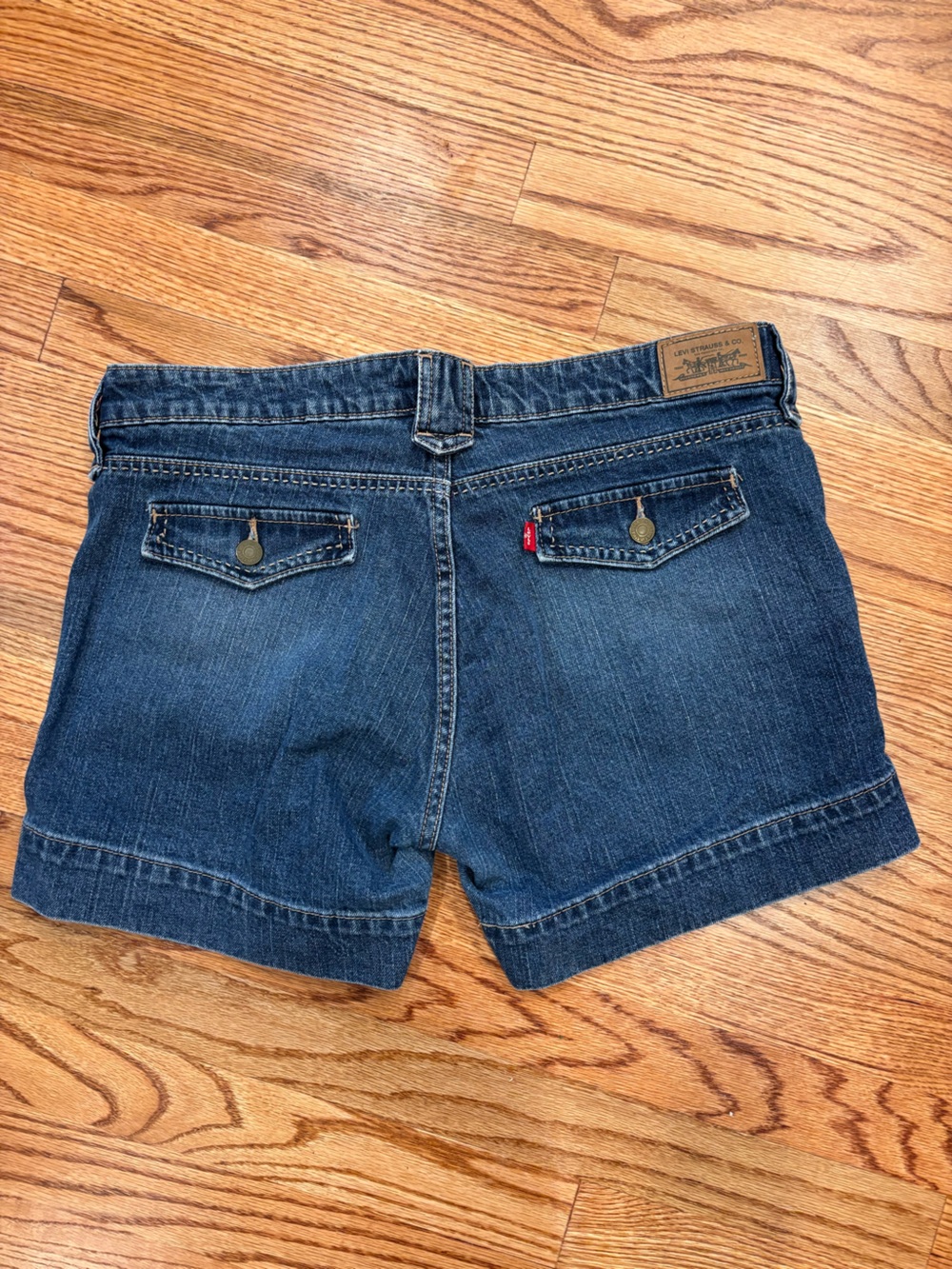 Levi’s Women’s Medium Wash Denim Shorts Size 10 9” Rise 4.5” inseam